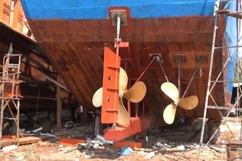 Người đàn ông bị chân vịt tàu chém gần đứt đùi trái