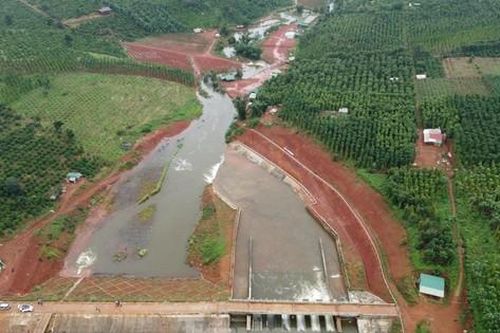 Mưa dồn dập, hồ đập trở thành 'bom nước'