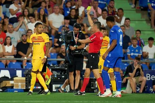 Barca khởi đầu mùa giải tậm tịt trong trận cầu mưa thẻ đỏ
