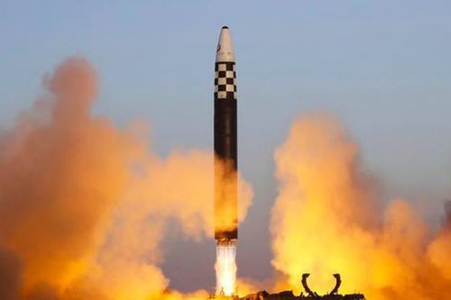 Chủ tịch Triều Tiên Kim Jong Un thăm nhà máy tên lửa