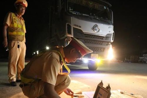 GĐ Công an Hà Tĩnh chỉ đạo kiểm tra, xử lý xe vi phạm trên đường ven biển Hà Tĩnh