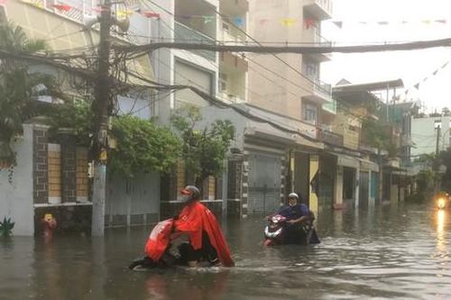 Nhiều tuyến đường TPHCM hóa sông sau mưa lớn, người dân vật vã chạy ngập