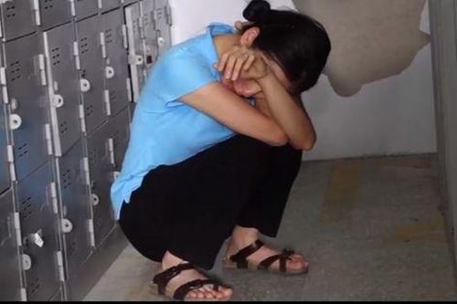 Nữ diễn viên Trần Vân kiệt sức sau cảnh quay đánh ghen ở 'Làng trong phố'