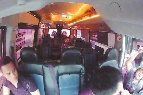 Vụ nhà xe bị chèn ép, ném chất bẩn: Khởi tố 3 đối tượng