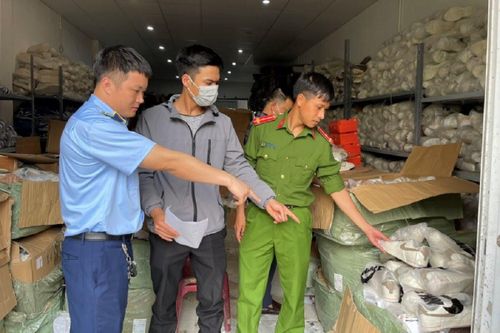 Khởi tố chủ cơ sở kinh doanh giày, dép giả mạo nhãn hiệu nổi tiếng