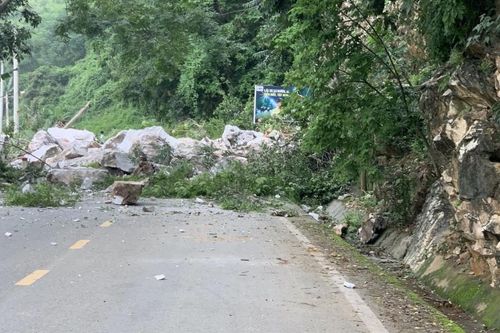 Bắc Kạn: Sạt lở hàng trăm khối đá lớn chặn ngang đường tỉnh lộ 254