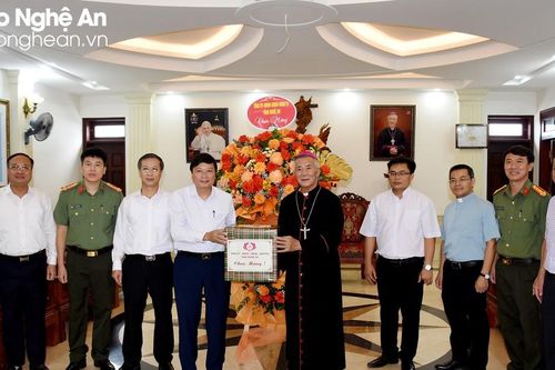 Lãnh đạo tỉnh Nghệ An chúc mừng Tòa Giám mục Giáo phận Vinh nhân dịp Lễ quan thầy
