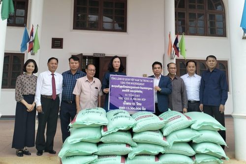 Tổng Lãnh sự quán ở Lào hỗ trợ người dân bị ảnh hưởng bởi lũ lụt