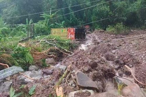 Lào: Tìm thấy thi thể lái xe người Việt Nam trong vụ sạt lở đất ở Quốc lộ 8