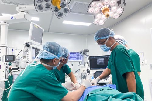 Bác sĩ và bệnh nhân cùng 'song ca' ngay trong lúc mổ não