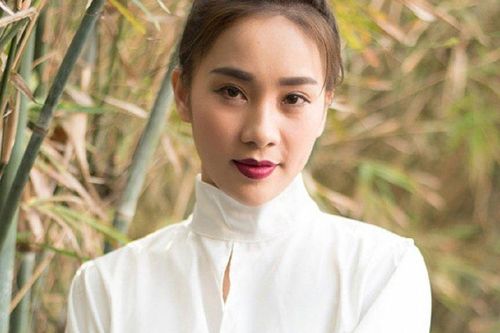 Nữ ca sĩ xinh đẹp phát hiện camera giấu kín trong phòng tắm khách sạn