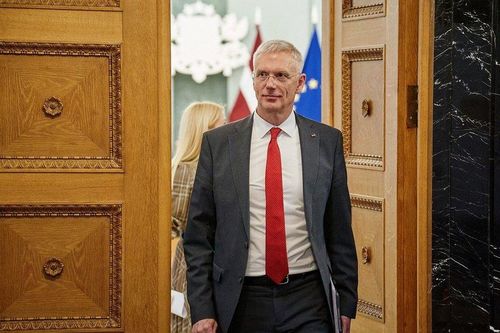 Bất đồng với đồng minh, Thủ tướng Latvia từ chức