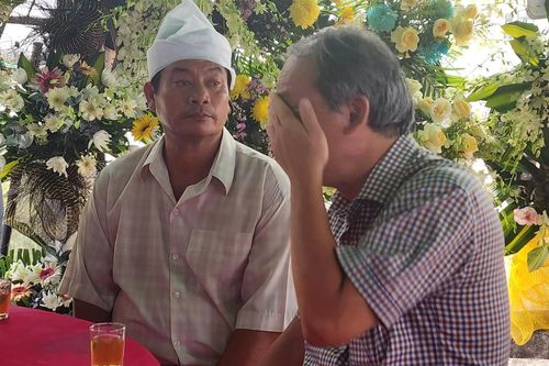 Bầu Đức khóc tiễn đưa thành viên CLB HAGL về nơi an nghỉ cuối cùng