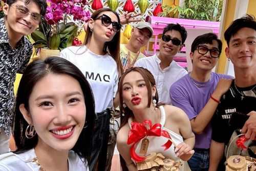 Nhã Phương cười tươi rói bên hội 'chị em bạn dì', nhan sắc cuối thai kỳ gây chú ý