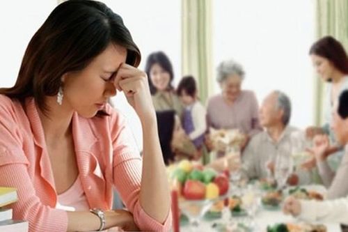 Cách bạn trai 'cháy hết mình' trong ngày ra mắt khiến tôi sợ