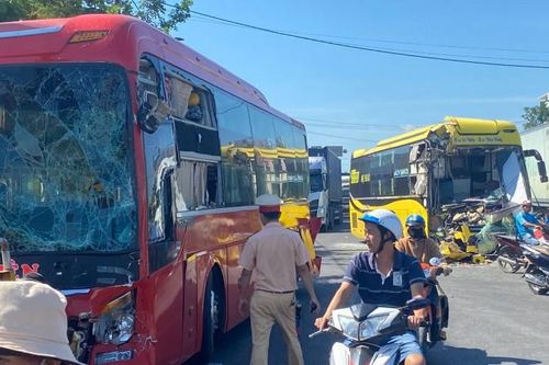 Tai nạn liên hoàn giữa 3 xe khách tại Phú Yên
