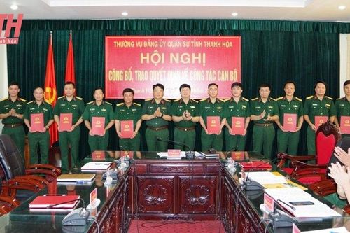 Đảng ủy Quân sự tỉnh Thanh Hóa trao quyết định về công tác cán bộ