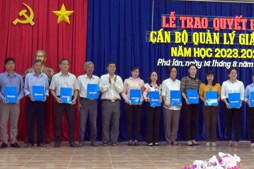 UBND huyện Phú Tân trao quyết định điều động, bổ nhiệm 37 viên chức quản lý ngành giáo dục, năm học 2023-2024