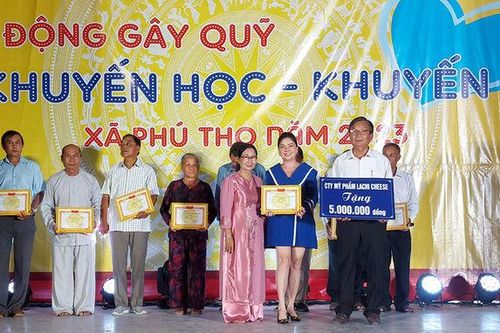 Đêm văn nghệ gây Quỹ Khuyến học – Khuyến tài xã Phú Thọ tiếp nhận trên 300 triệu đồng