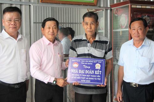 Công ty TNHH MTV Xổ số Kiến thiết An Giang và các tỉnh trao 50 căn nhà Đại đoàn kết cho hộ nghèo huyện Chợ Mới