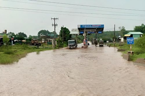 Ngập cục bộ trên đường chuyên dùng vào cụm mỏ đá Tân Cang