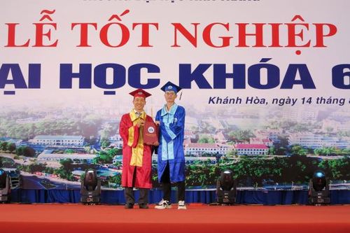 Trường Đại học Nha Trang: Trao bằng tốt nghiệp đại học năm 2023