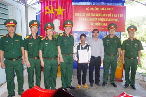 Quân khu 5 bàn giao nhà tình nghĩa và 'Ngôi nhà 100 đồng' tại Khánh Hòa