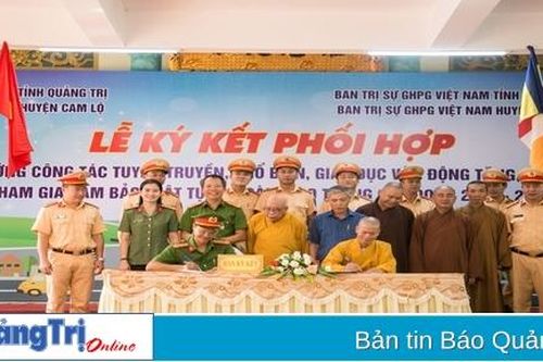 Cam Lộ: Ký kết phối hợp tăng cường tuyên truyền đảm bảo trật tự an toàn giao thông trong tăng ni, phật tử