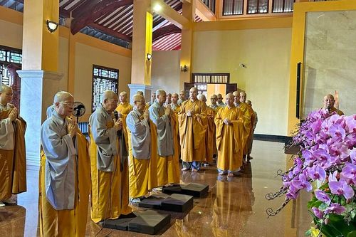 Phân ban Ni giới T.Ư, TP.HCM thăm, cúng dường trường hạ Việt Nam Quốc Tự và thiền viện Quảng Đức