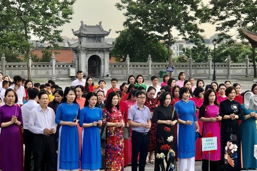 Vĩnh Phúc: Ngành Giáo dục TP Vĩnh Yên dâng hương, báo công tại Văn Miếu tỉnh