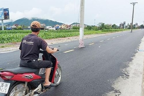 Cần di dời khẩn cấp hơn 3.000 cột điện 'mọc' giữa đường