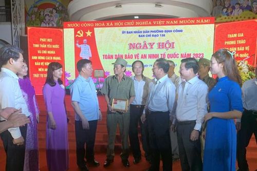 Bí thư Thành ủy Đinh Tiến Dũng dự, chung vui Ngày hội toàn dân bảo vệ ANTQ tại phường Định Công