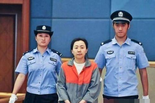 Kỳ 1: Nữ cục trưởng có sở thích 'mồi chài' sếp