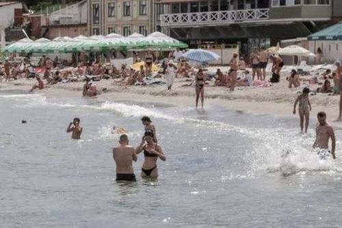 Odessa mở lại một số bãi biển lần đầu tiên từ khi xung đột Nga - Ukraine bùng phát