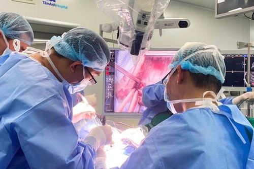 Bệnh nhân hát cùng bác sĩ trong khi được mổ não