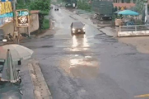 Lao vun vút qua ngã tư, xe tải đâm bẹp xe ô tô con khiến 3 người thương nặng