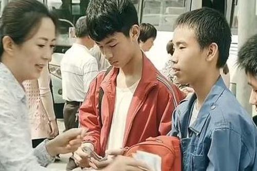 Cho 3 thiếu niên ăn xin bữa cơm nóng, mấy chục năm sau người phụ nữ được báo đáp tiền tỷ nhưng không nhận vì một nguyên do