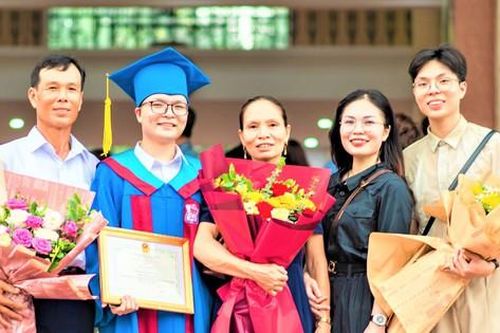 Nghị lực 'vượt sóng' của người con huyện đảo trở thành thủ khoa đầu ra trường Y