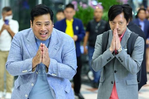 Hai con trai Nhà vua Thái Lan kết thúc chuyến thăm quê hương bất ngờ sau 27 năm