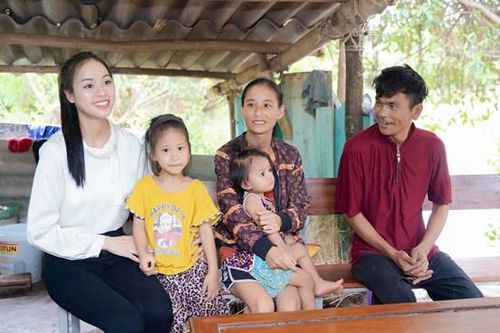 Á Hậu Đào Thị Hiền dùng tiền thưởng làm từ thiện trên quê hương
