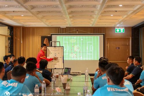 Không đặt áp lực thành tích lên đôi chân của các cầu thủ trẻ