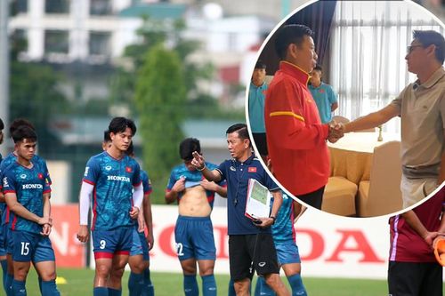 HLV Kiatisuk có hành động đặc biệt với HLV Hoàng Anh Tuấn và U23 Việt Nam, khiến fan ấm lòng