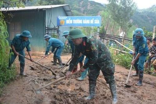 Bộ đội, dân quân '3 cùng' với người dân vùng lũ