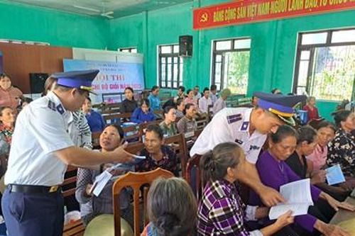 Chung sức cùng ngư dân gỡ 'thẻ vàng'