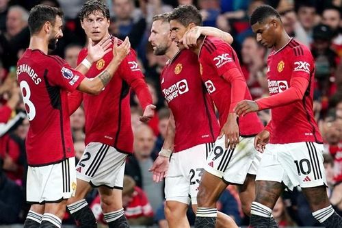 Quỷ đỏ cần bàn thắng muộn của Varane để khuất phục bầy Sói