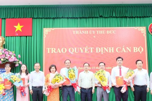 TP Thủ Đức trao quyết định nhân sự 3 trung tâm vừa thành lập
