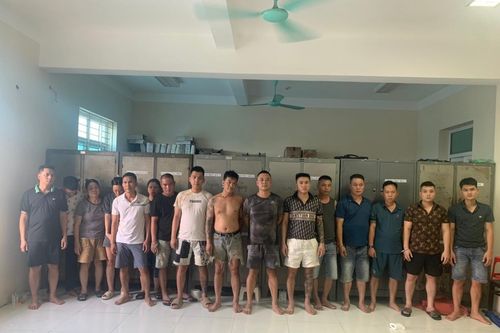 Bắt quả tang 16 người đánh bạc bằng hình thức xóc đĩa ăn tiền trên nhà phao