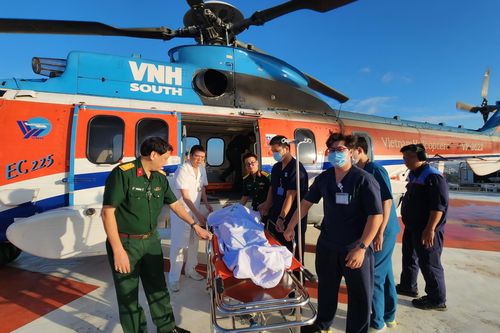 Kịp thời đưa ngư dân từ đảo Phan Vinh về đất liền điều trị