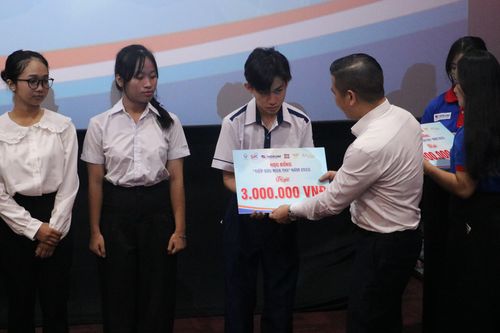 'Tiếp sức mùa thi 2023' tặng 41 suất học bổng cho thí sinh có hoàn cảnh khó khăn