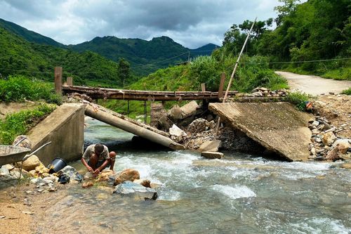 Sập cầu tràn ở Thanh Hóa, hàng trăm học sinh đi lại khó khăn